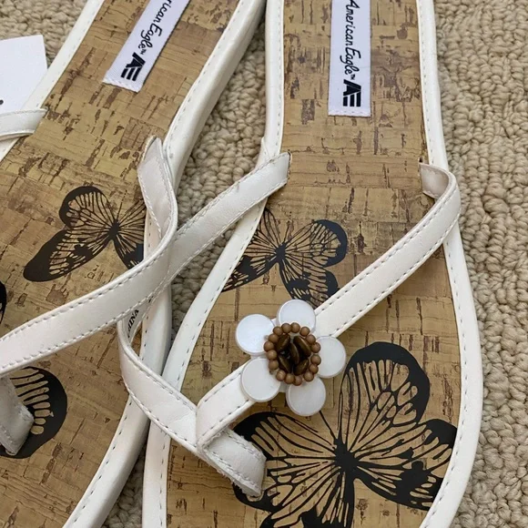 NWT American Eagle white flip flops - Picture 3 of 5